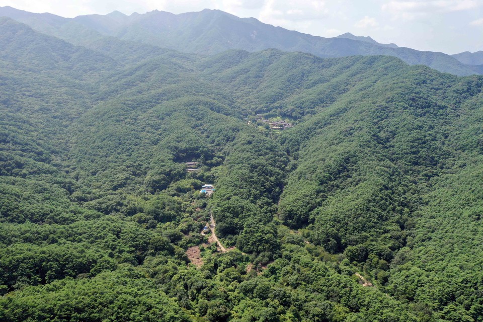 영천 은해사 원터 추정지서 고려시대~조선시대 사찰 건물지 확인 및 ‘湧庵’명 명문와 출토
